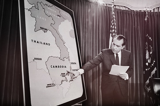 Рис. 10. Никсон объявляет о вторжении в Камбоджу