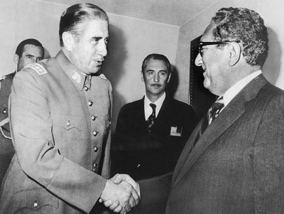 Рис. 11. Аугусто Пиночет приветствует Киссинджера в июне 1976 года