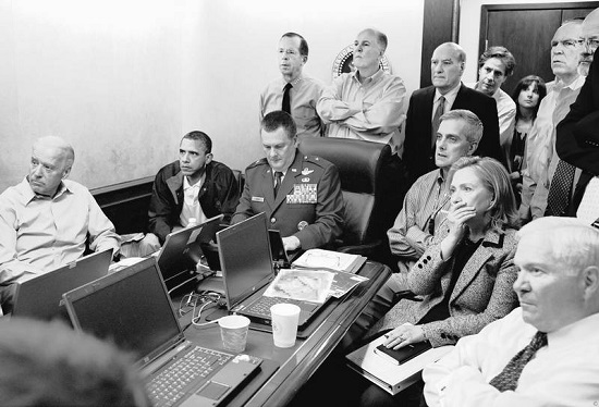Рис. 14. Обама и его советники из СНБ в совещательной комнате Белого дома наблюдают за ходом ликвидации Усамы бен Ладена
