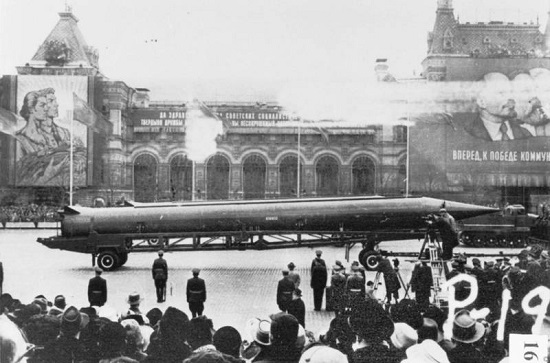 Рис. 8. В августе 1957 года СССР провел успешные испытания первой в мире межконтинентальной баллистической ракеты